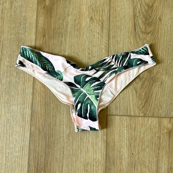 Rip curl Cheeky scrunch butt bikini bottoms in pink tropical print - Picture 1 of 4